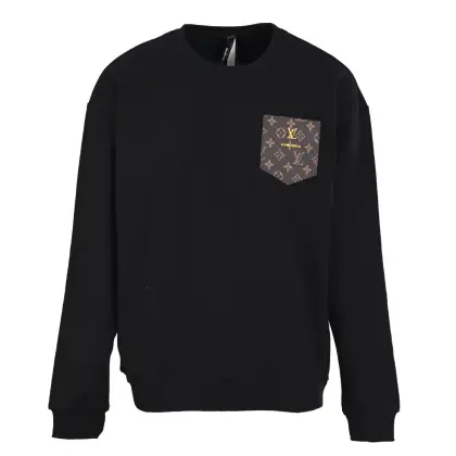 正品级 LOUIS VUITTON/路易威登LV 中古老花皮标贴饰圆领卫衣 秋冬渠道限定新款,男女同款老花皮标卫衣.模糊性别界限的中性风格,经典落肩宽松OS版型裁剪,女生上身就是下衣失踪啦!黑白基础色的素色衣身,裤装随便穿都好好看哟,松弛感轻松拿捏住!客供针织毛圈棉面料精心制作,面料400克重,4级环保定染面料,领口 衣摆 袖子螺纹同缸定染无色差,胸前中古老花皮标定制.logo皮革口袋图案设计!诠释路易的标志性元素,实属人见人爱的东西.超级柔软且具有韧性“驴牌”每年都会出的老花单品,立体Logo呈现不一般的质感,干净俐落.这是路易家族的看家绝活也是本季度的最新工艺.细致化程度已经达到顶端了,立体剪裁的版型设计堪称一绝.属于奢华与时尚的融合! 男女同款 颜色:黑色 杏色.
